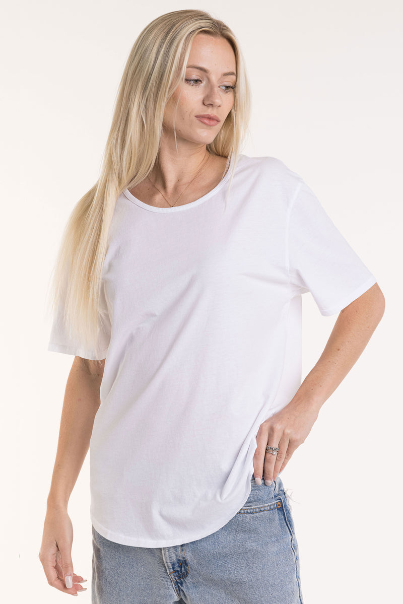 Blond female model wearing a white relaxed t-shirt.